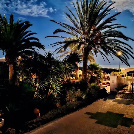 Apartment Tiny House Madora - Sea View - Amazing Garden - Quiet Location - Bodegas & Hiking Trails Nearby