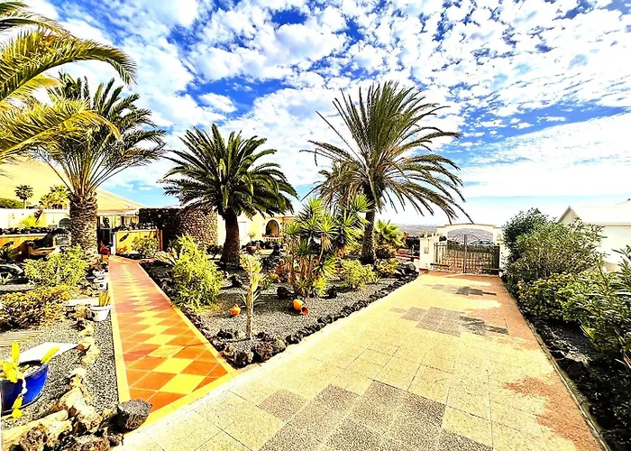 Tiny House Madora - Sea View - Amazing Garden - Quiet Location - Bodegas & Hiking Trails Nearby *