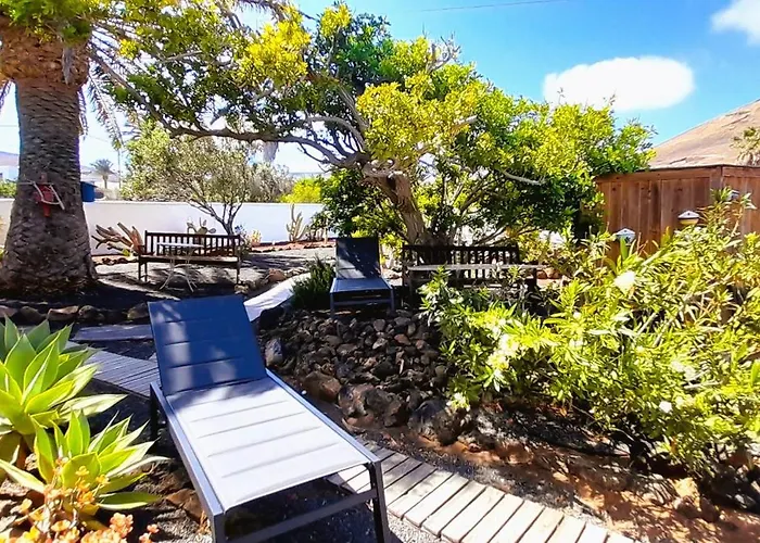 Tiny House Madora - Sea View - Amazing Garden - Quiet Location - Bodegas & Hiking Trails Nearby * La Asomada