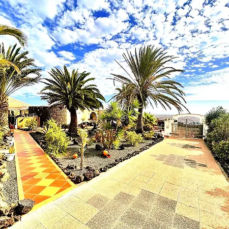 Tiny House Madora - Sea View - Amazing Garden - Quiet Location - Bodegas & Hiking Trails Nearby *