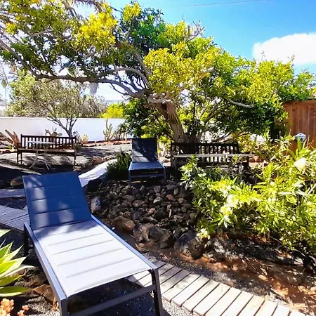 Tiny House Madora - Sea View - Amazing Garden - Quiet Location - Bodegas & Hiking Trails Nearby * La Asomada