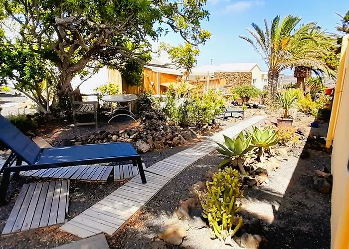 Tiny House Madora - Sea View - Amazing Garden - Quiet Location - Bodegas & Hiking Trails Nearby *