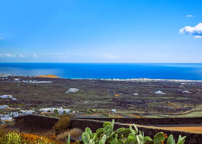 Tiny House Madora - Sea View - Amazing Garden - Quiet Location - Bodegas & Hiking Trails Nearby